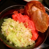 明太マヨとキャベツの二色丼 餃子皮チップス添え